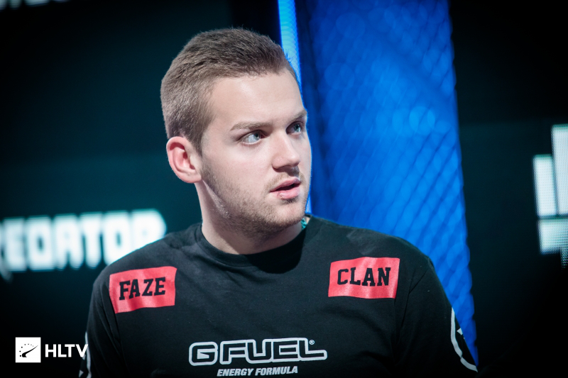 LPL 的当前15点经济差数据： Invictus Gaming 的三项C在榜单上！ knight 的数据为负！